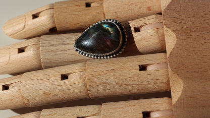 Prsten labradorit fialovorůžový