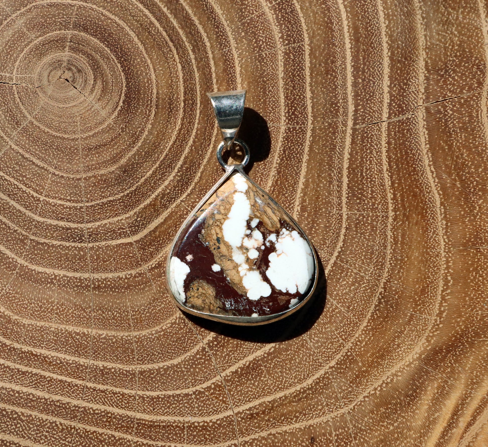 Přívěšek bílý tyrkys howlit - Supreme Panthers