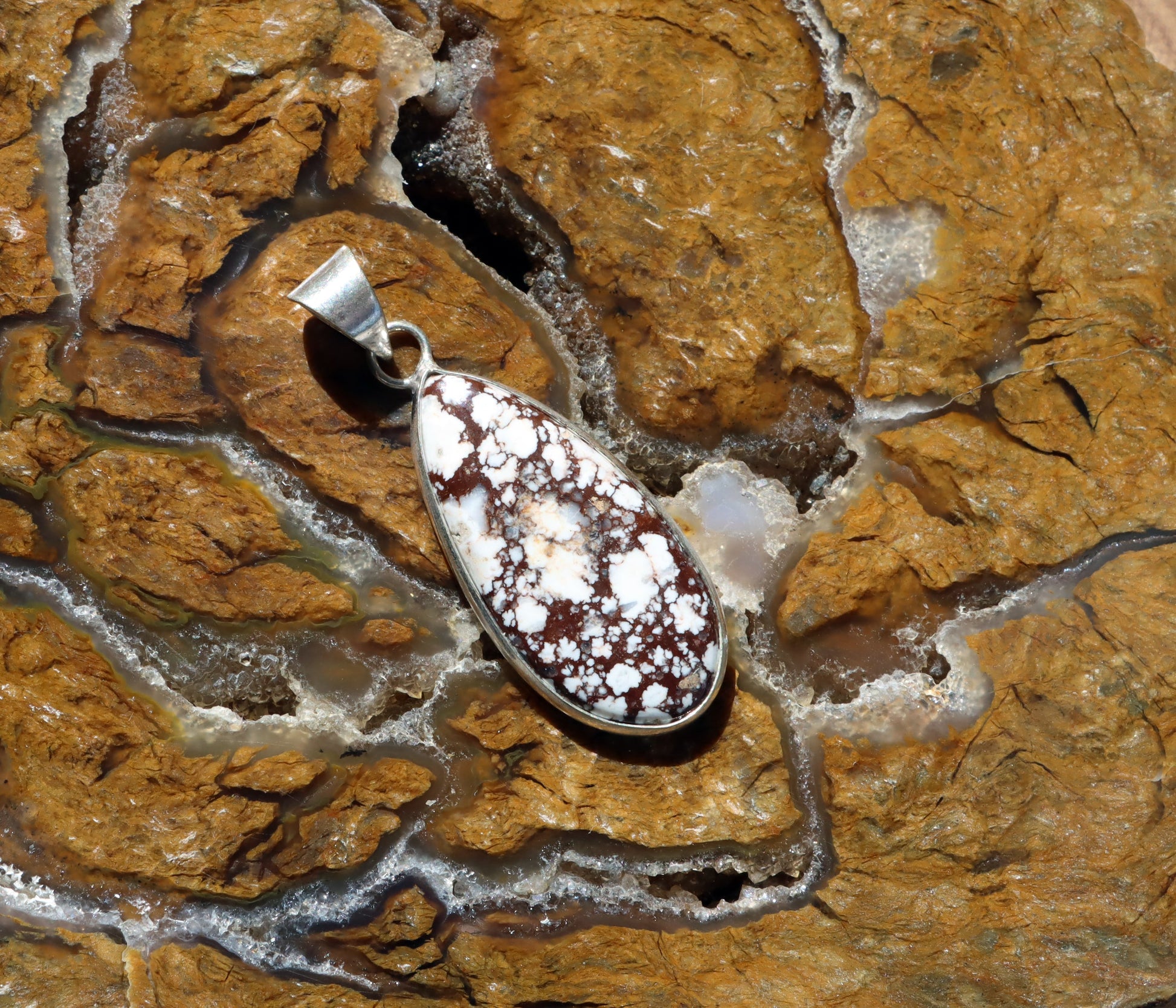 Přívěšek bílý tyrkys howlit - Supreme Panthers