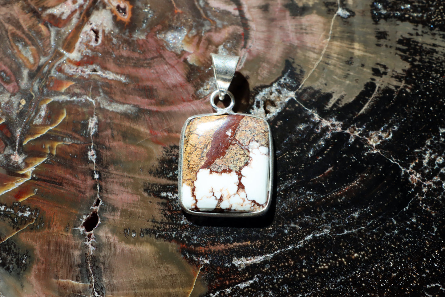 Přívěšek bílý tyrkys howlit - Supreme Panthers