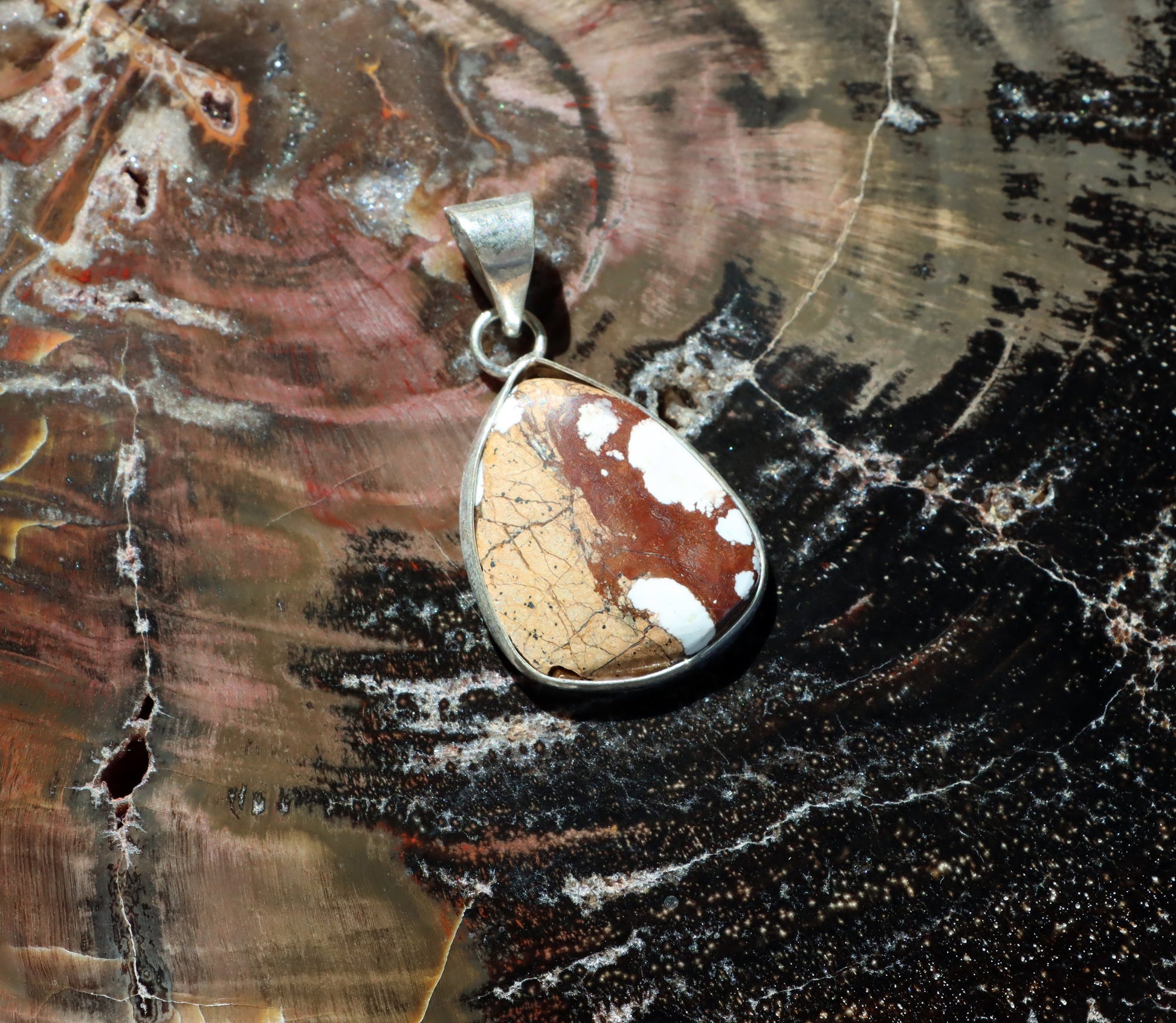 Přívěšek bílý tyrkys howlit - Supreme Panthers