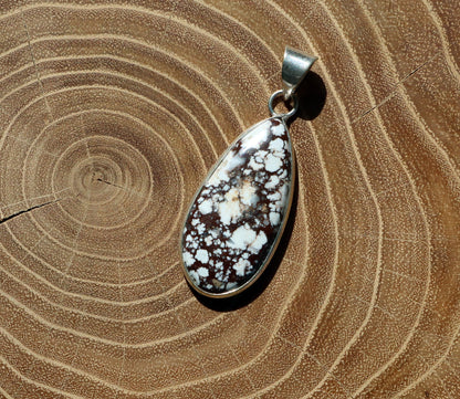 Přívěšek bílý tyrkys howlit - Supreme Panthers