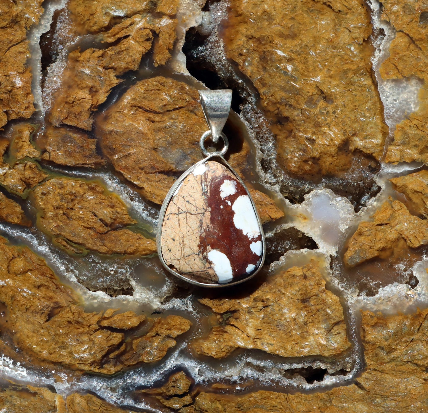 Přívěšek bílý tyrkys howlit - Supreme Panthers