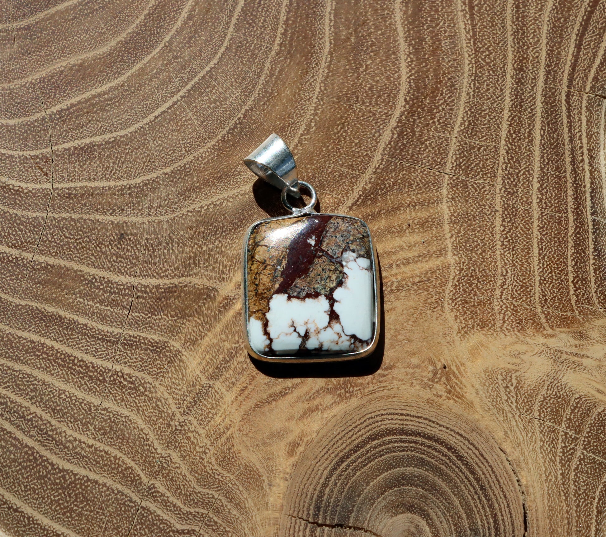 Přívěšek bílý tyrkys howlit - Supreme Panthers