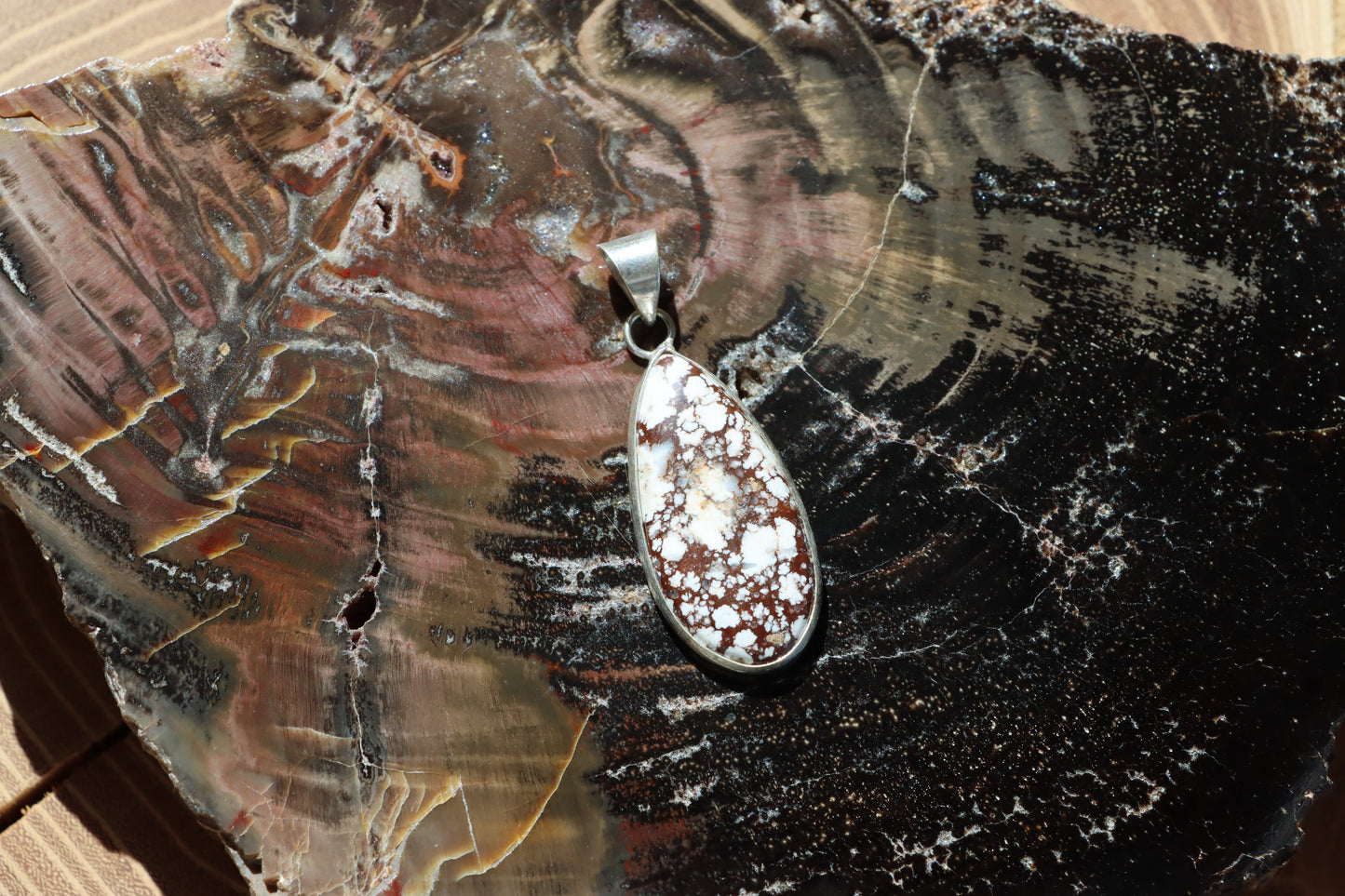 Přívěšek bílý tyrkys howlit - Supreme Panthers