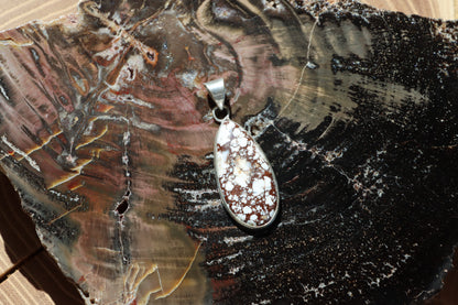 Přívěšek bílý tyrkys howlit - Supreme Panthers