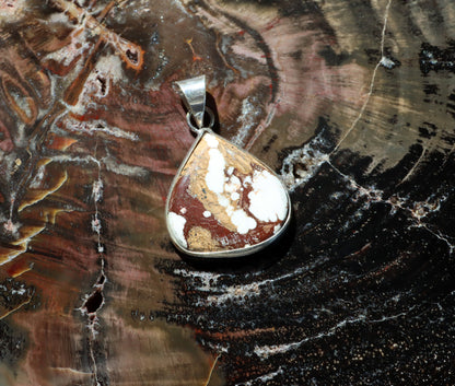 Přívěšek bílý tyrkys howlit - Supreme Panthers