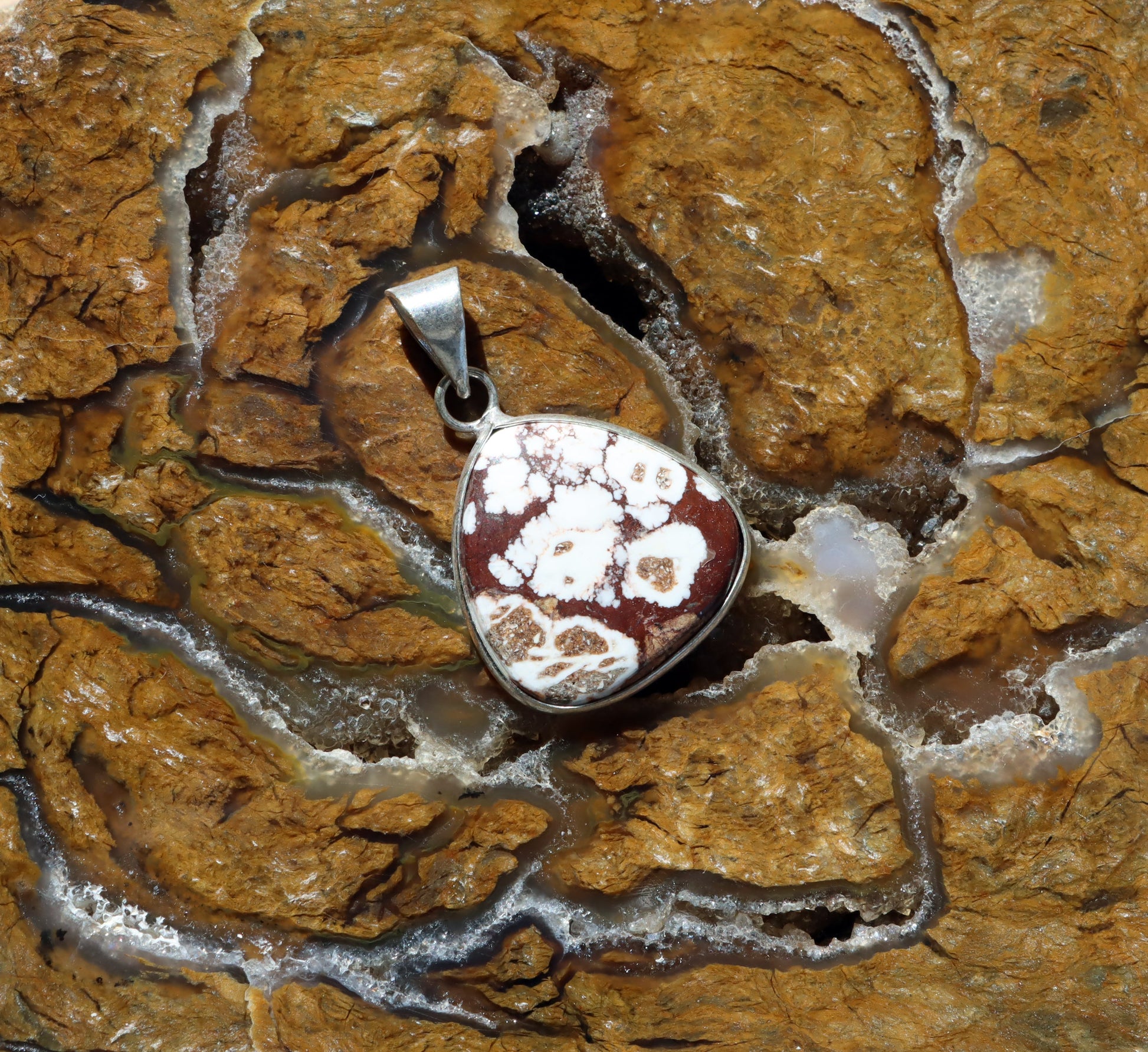 Přívěšek bílý tyrkys howlit - Supreme Panthers