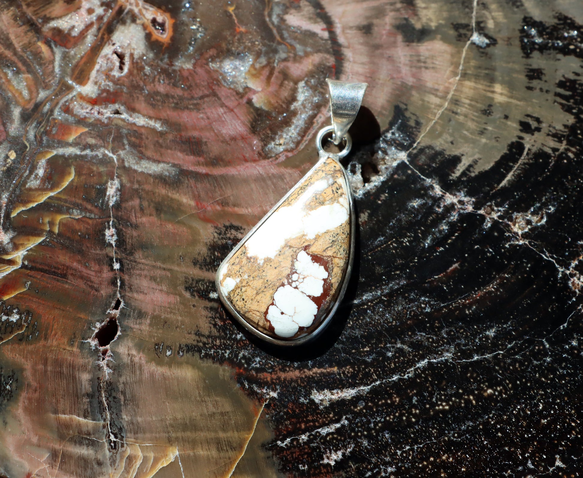 Přívěšek bílý tyrkys howlit - Supreme Panthers