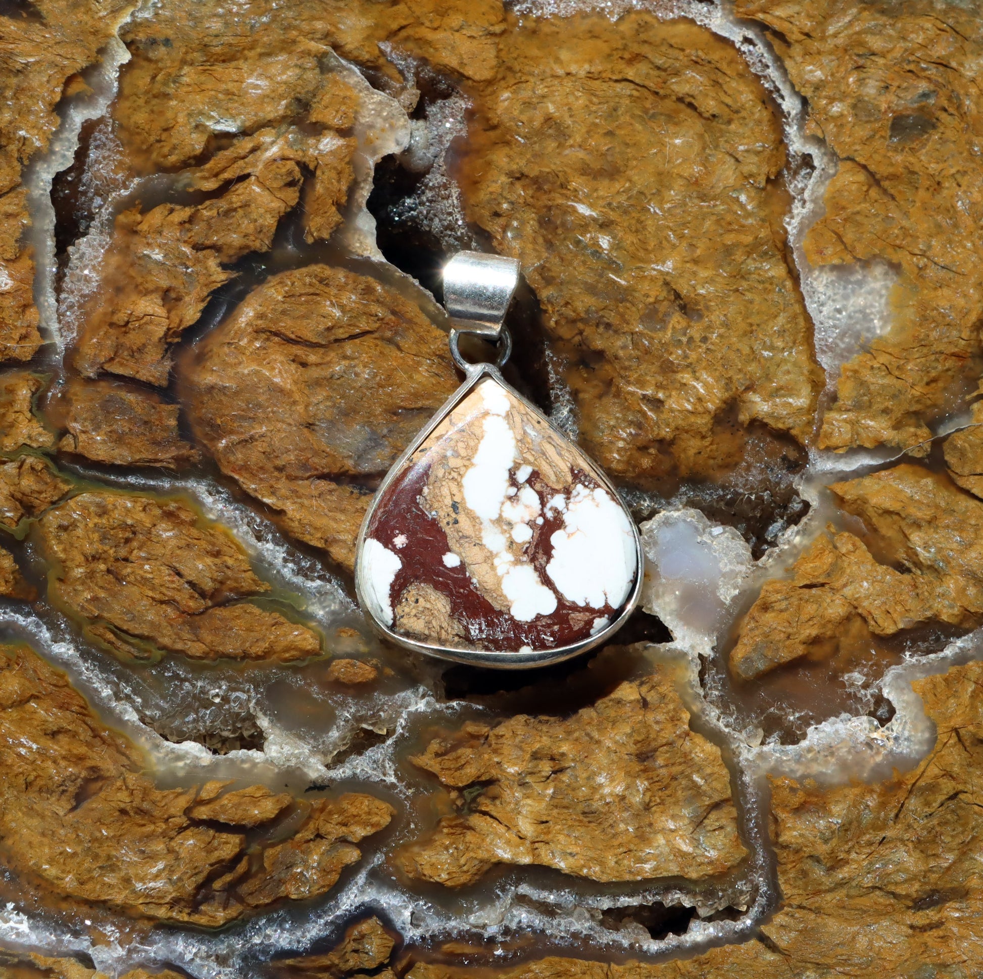 Přívěšek bílý tyrkys howlit - Supreme Panthers