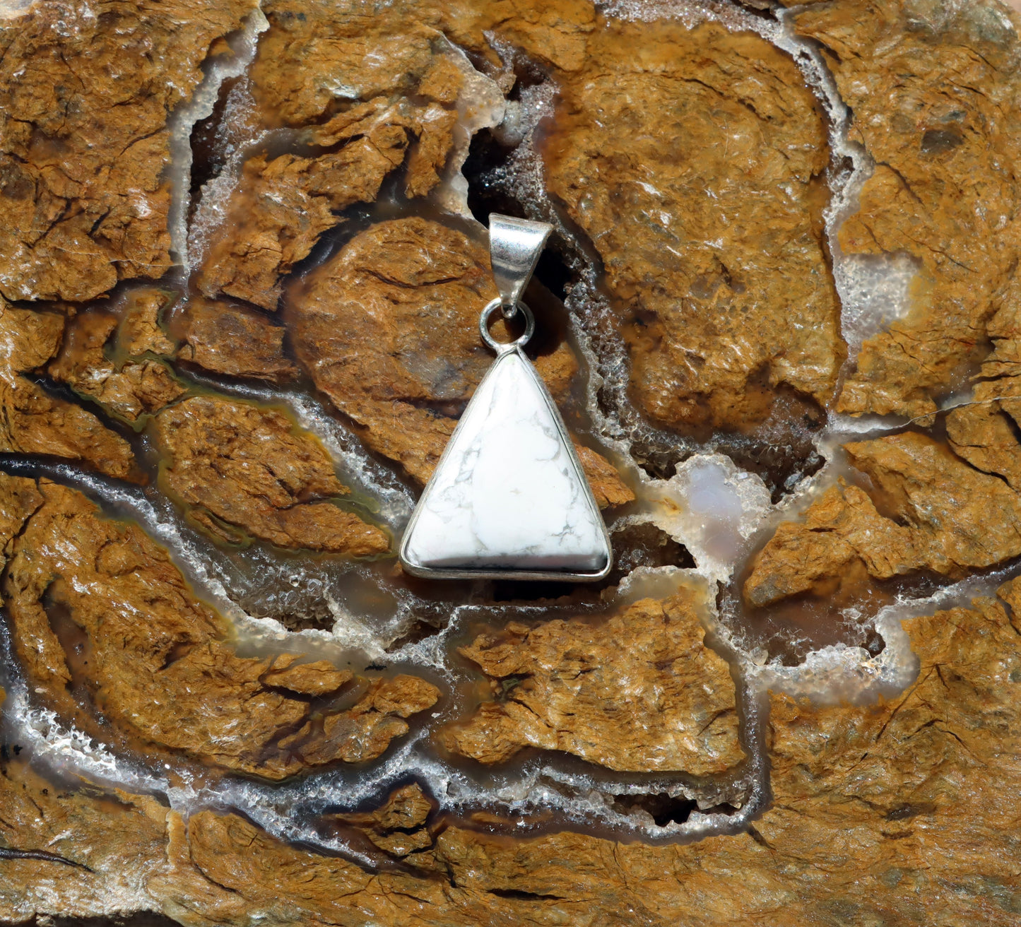 Přívěšek bílý tyrkys howlit - Supreme Panthers