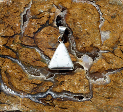 Přívěšek bílý tyrkys howlit - Supreme Panthers