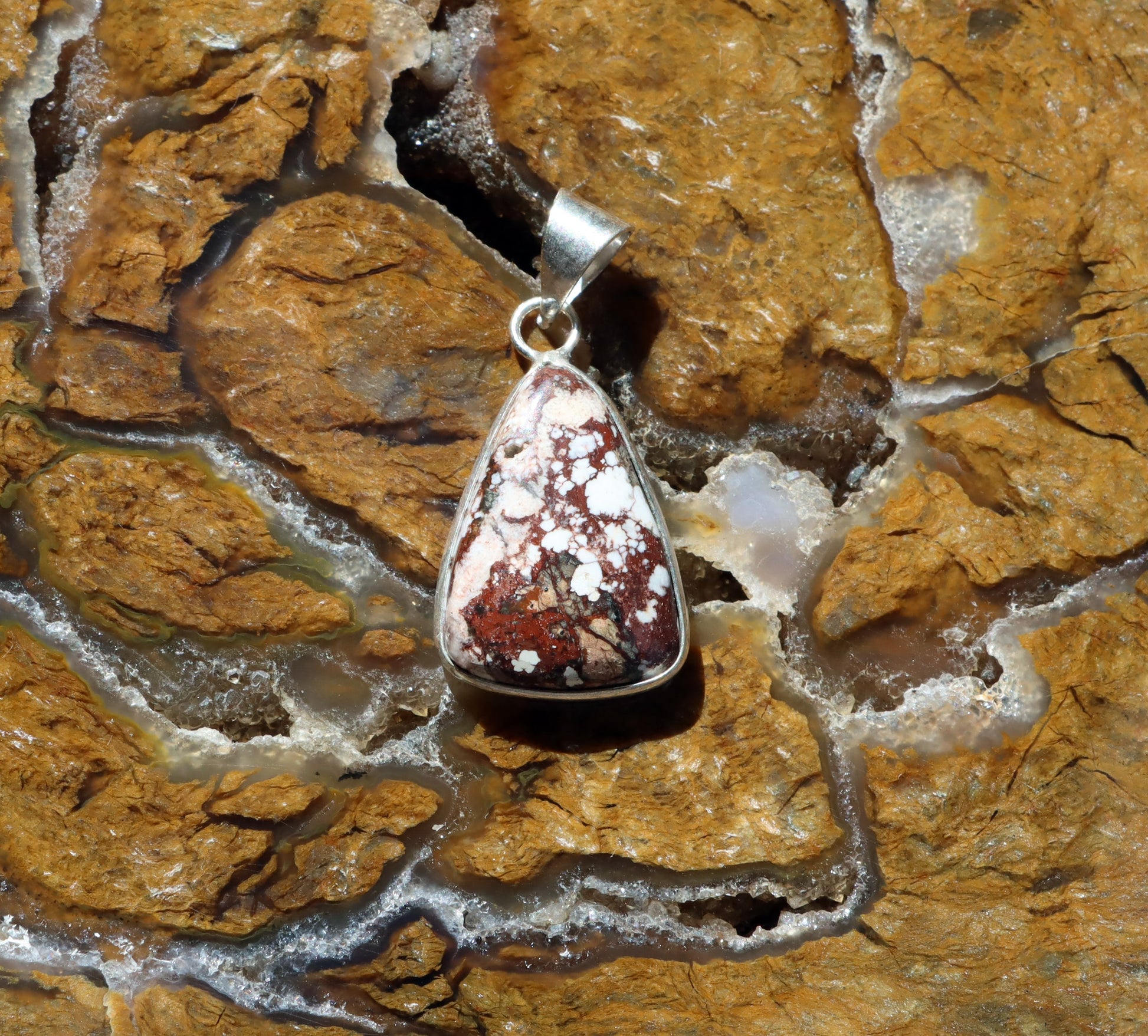 Přívěšek bílý tyrkys howlit - Supreme Panthers