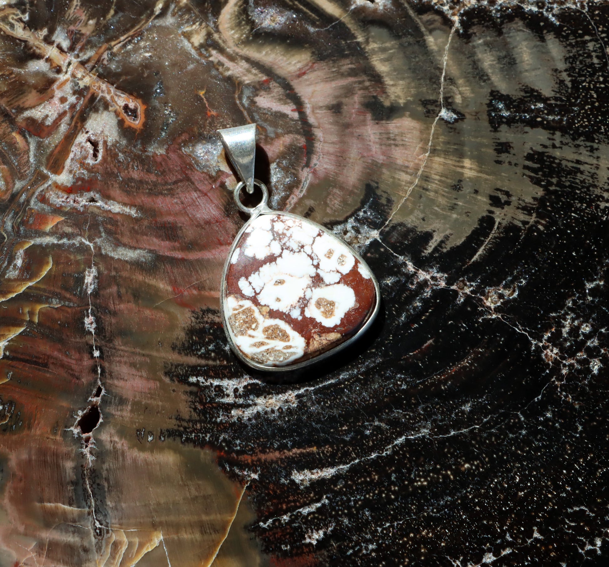 Přívěšek bílý tyrkys howlit - Supreme Panthers