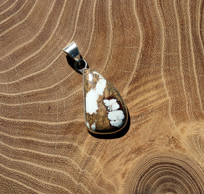 Přívěšek bílý tyrkys howlit - Supreme Panthers