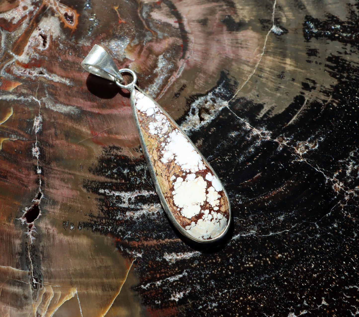 Přívěšek bílý tyrkys howlit - Supreme Panthers