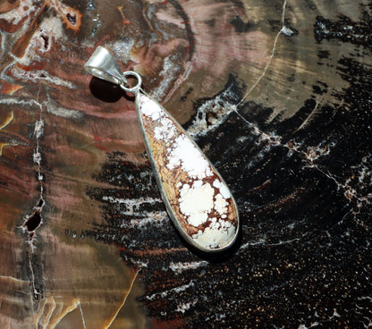 Přívěšek bílý tyrkys howlit - Supreme Panthers