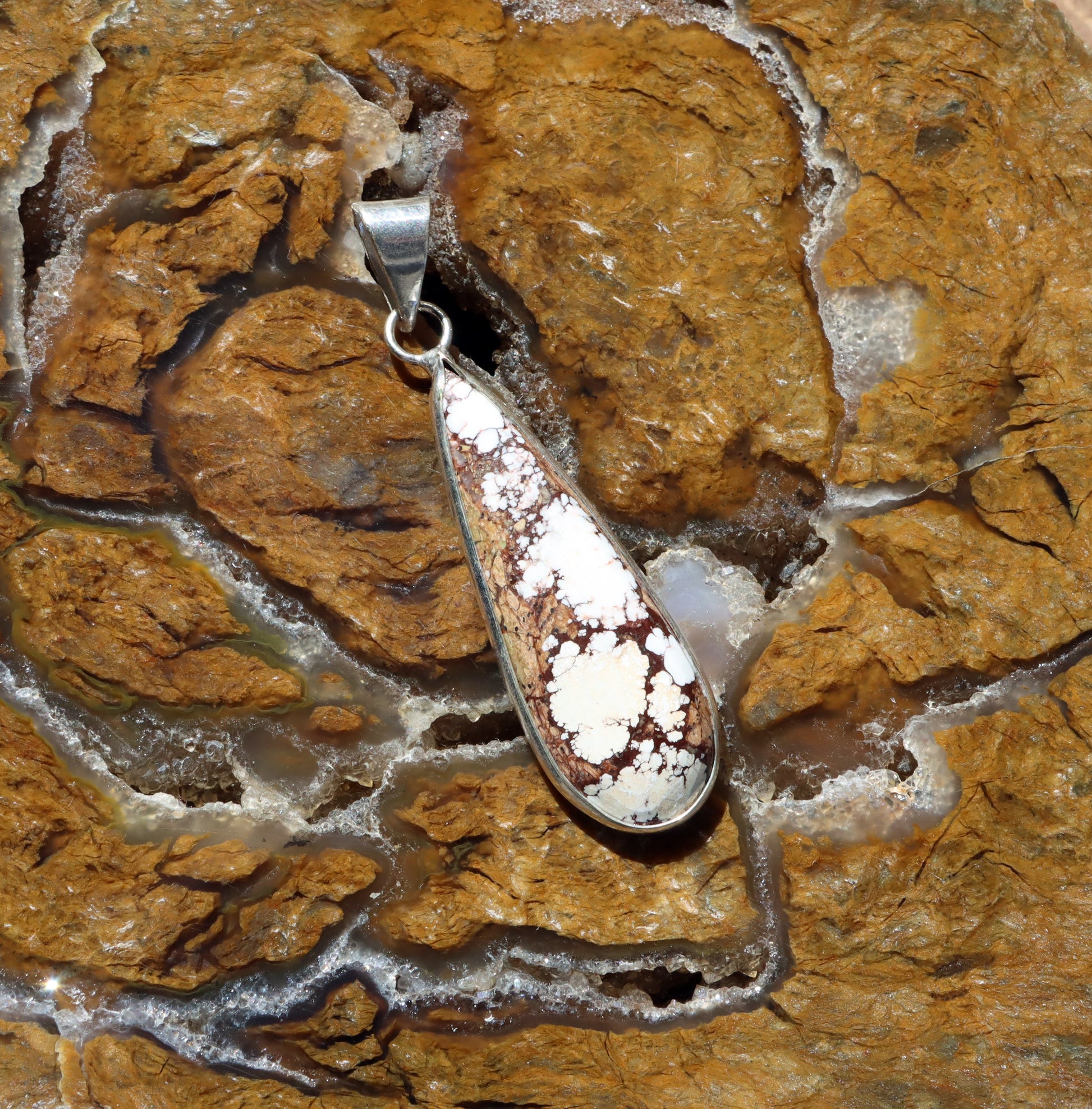 Přívěšek bílý tyrkys howlit - Supreme Panthers