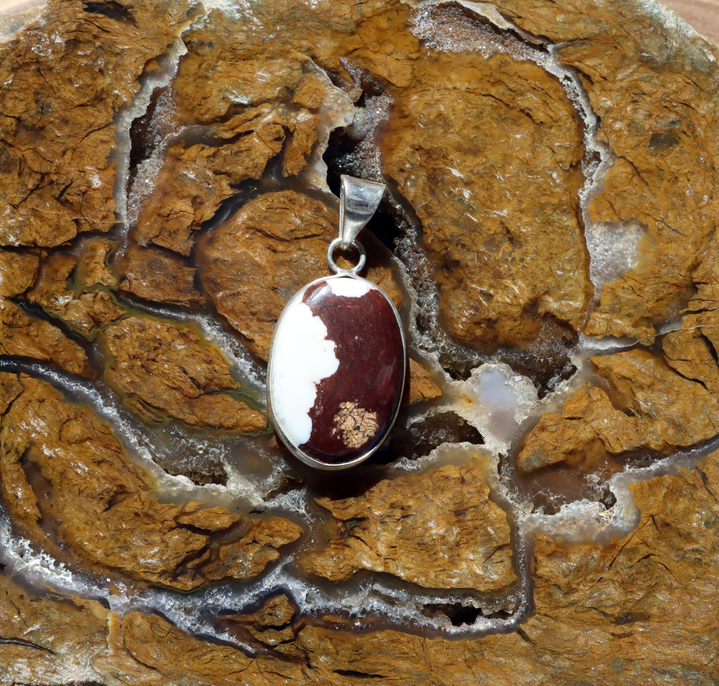 Přívěšek bílý tyrkys howlit - Supreme Panthers