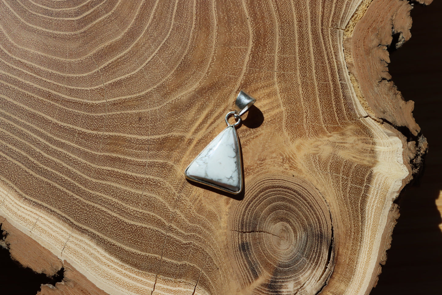 Přívěšek bílý tyrkys howlit - Supreme Panthers