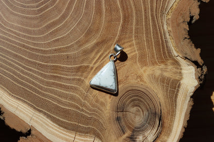 Přívěšek bílý tyrkys howlit - Supreme Panthers