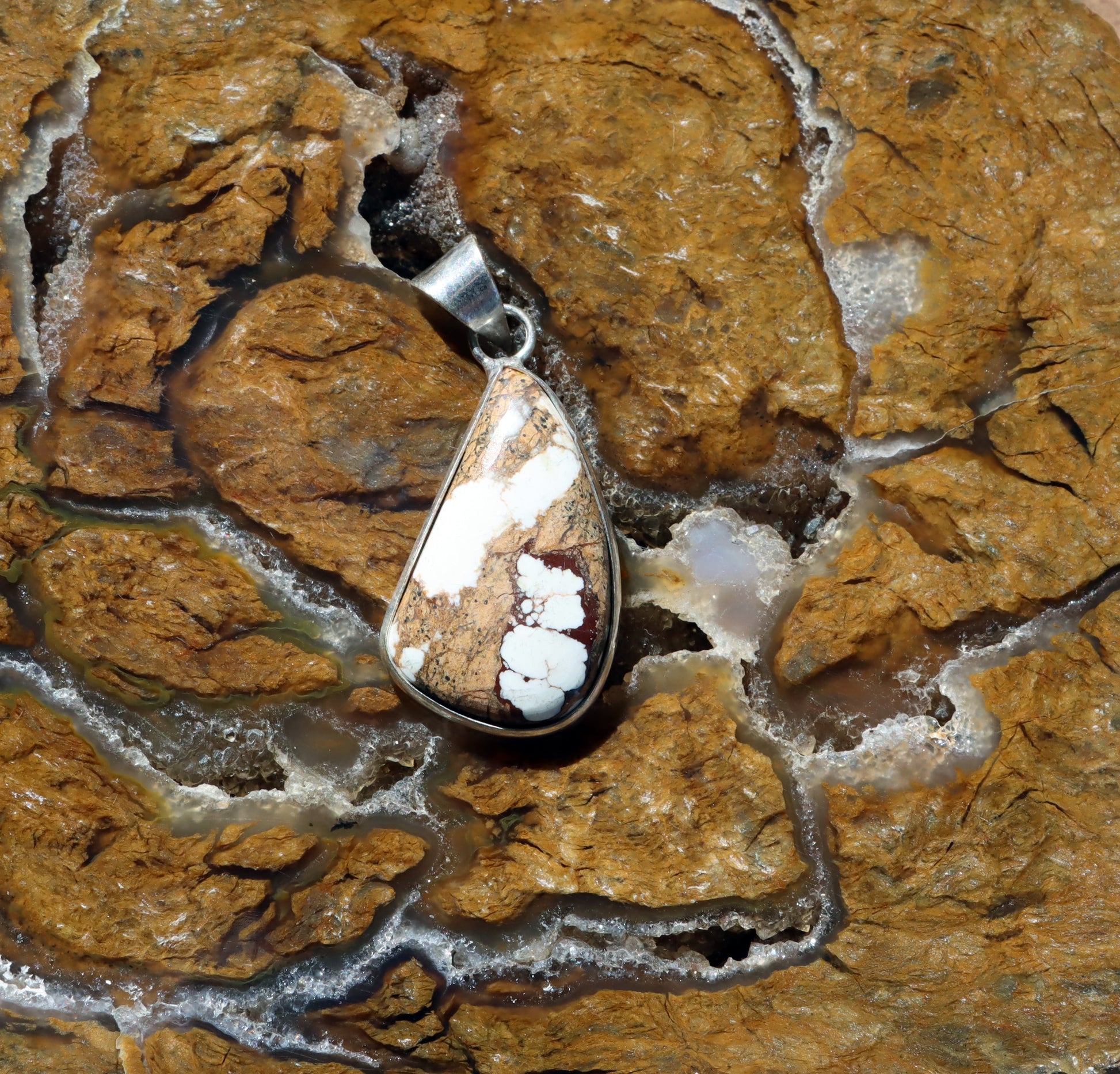 Přívěšek bílý tyrkys howlit - Supreme Panthers