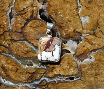 Přívěšek bílý tyrkys howlit - Supreme Panthers