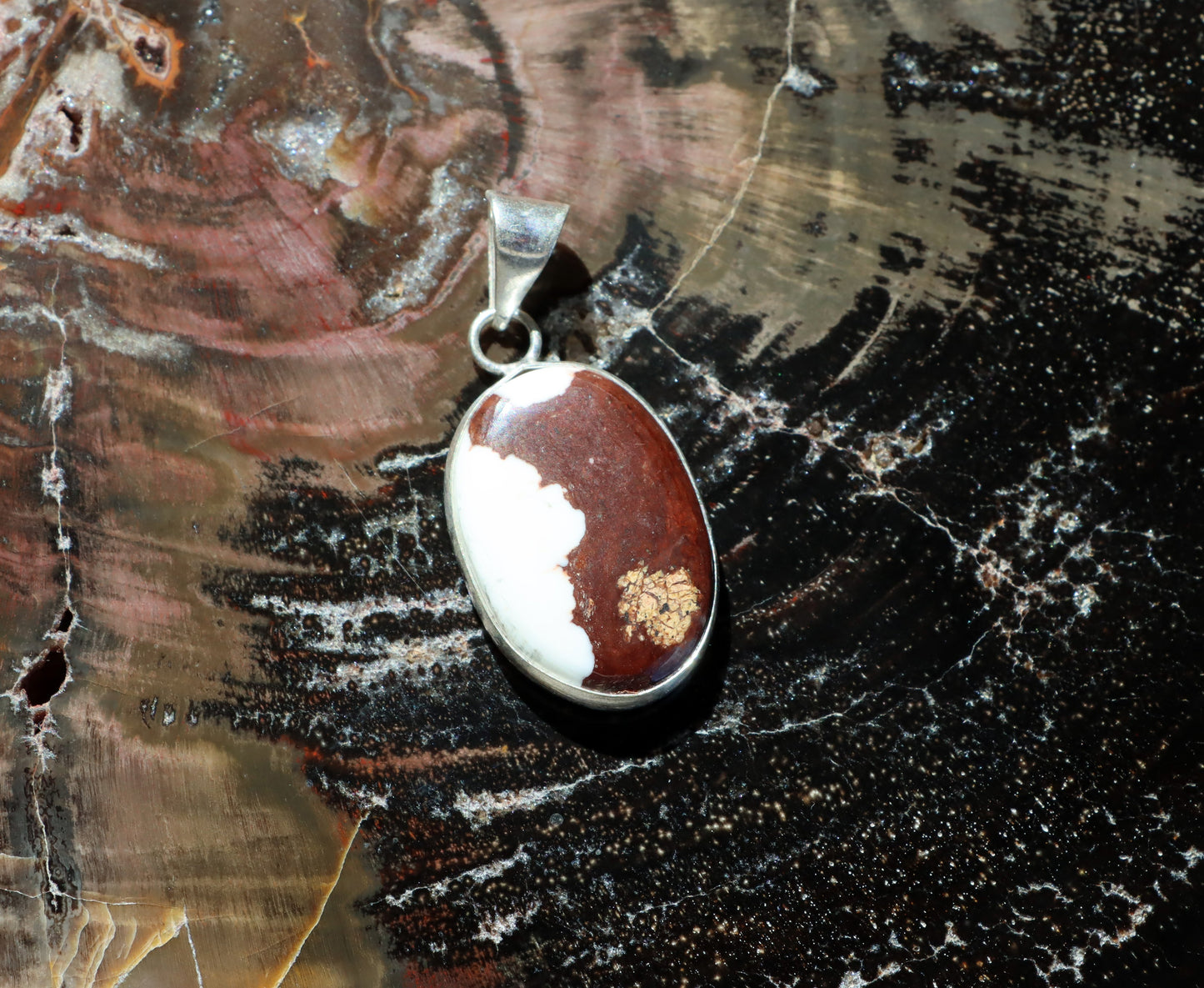 Přívěšek bílý tyrkys howlit - Supreme Panthers