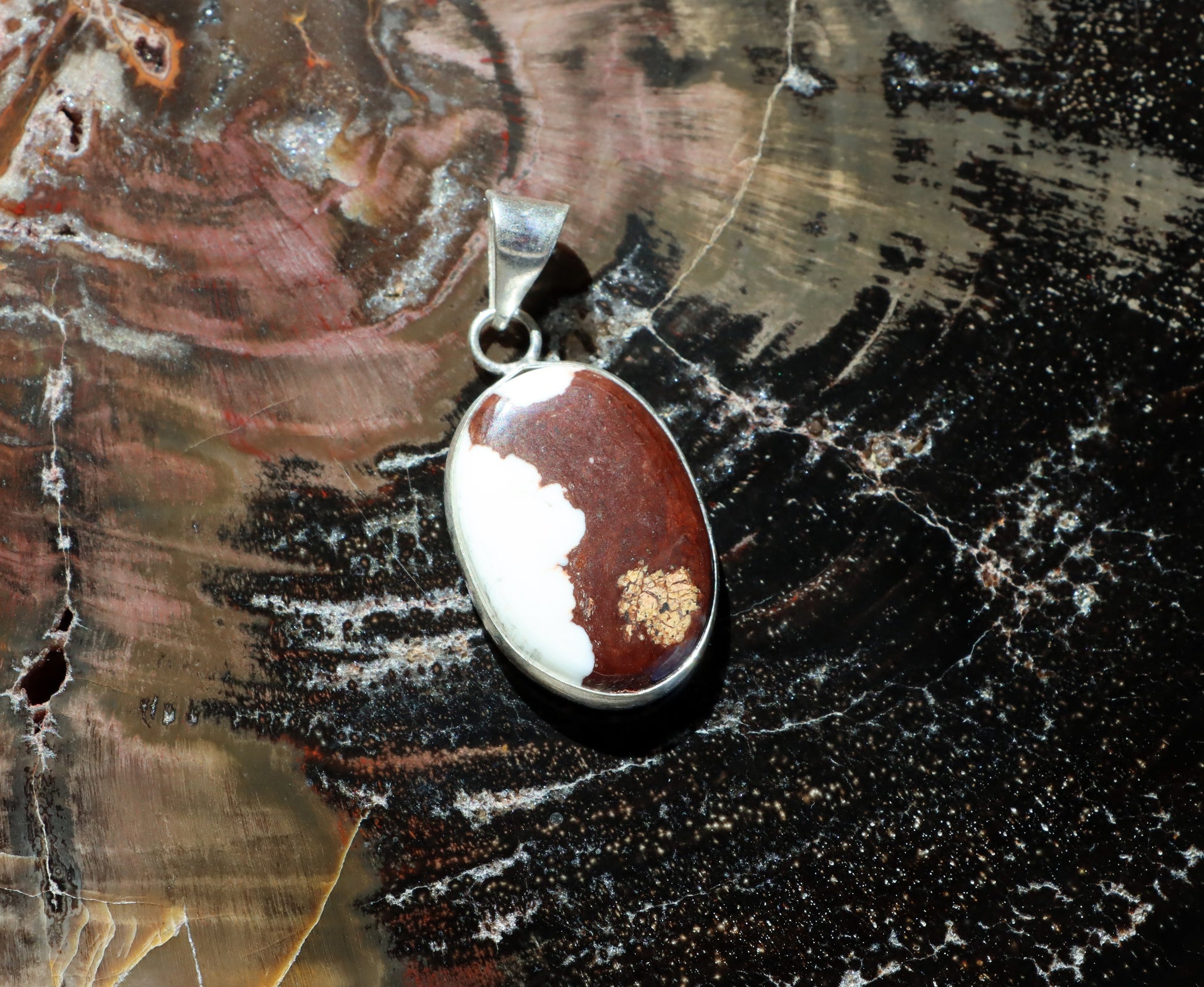 Přívěšek bílý tyrkys howlit - Supreme Panthers