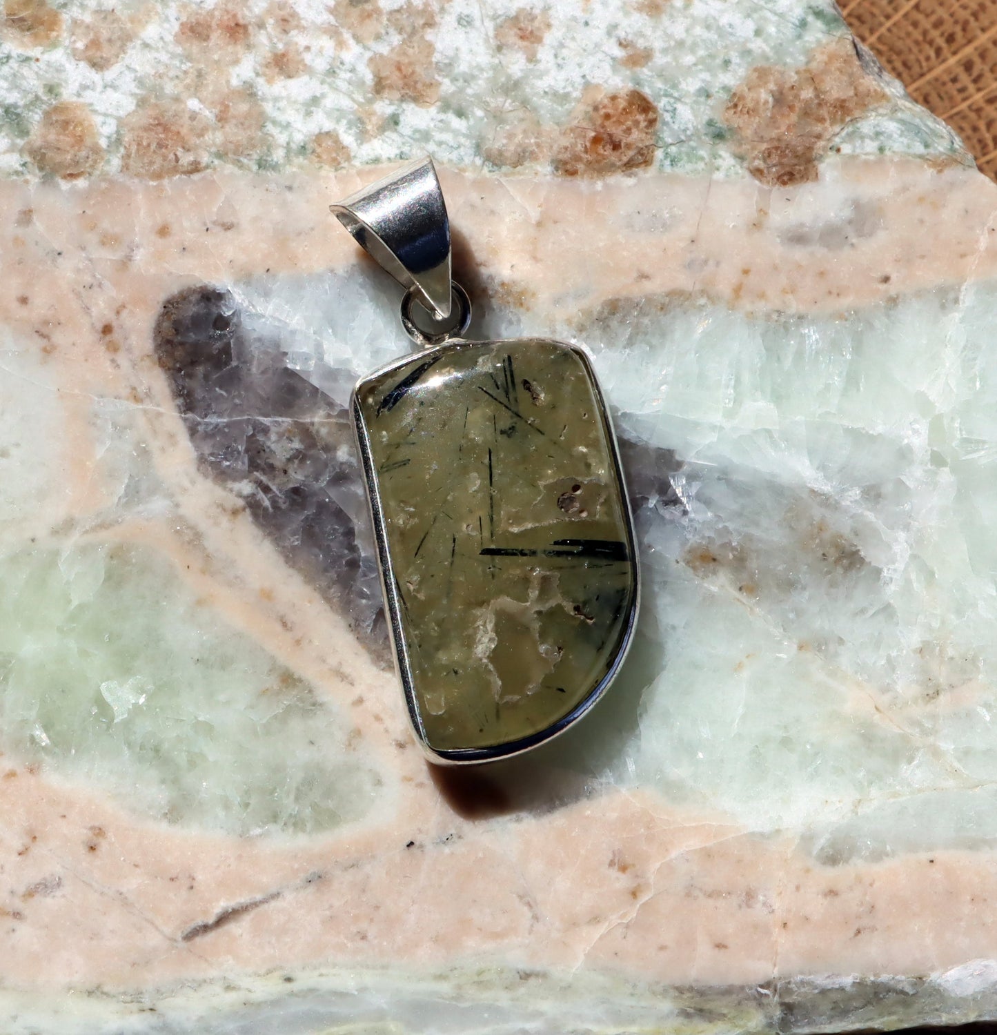 Přívěšek epidot v prehnitu - Supreme Panthers