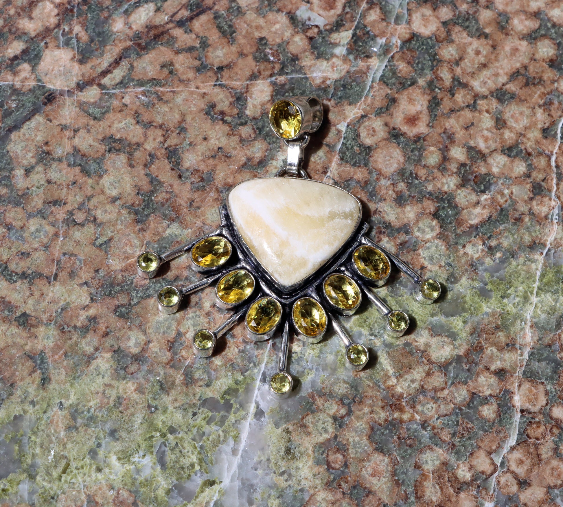 Přívěšek "Kalcit – Sluneční paprsky" - Supreme Panthers