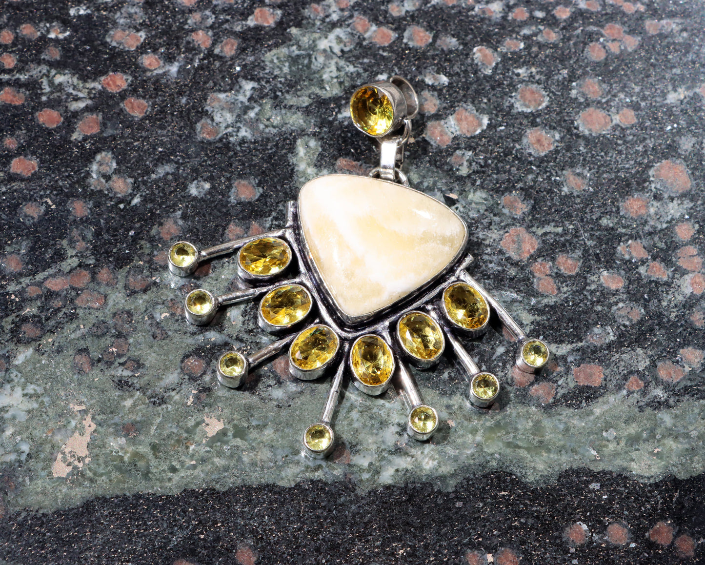 Přívěšek "Kalcit – Sluneční paprsky" - Supreme Panthers