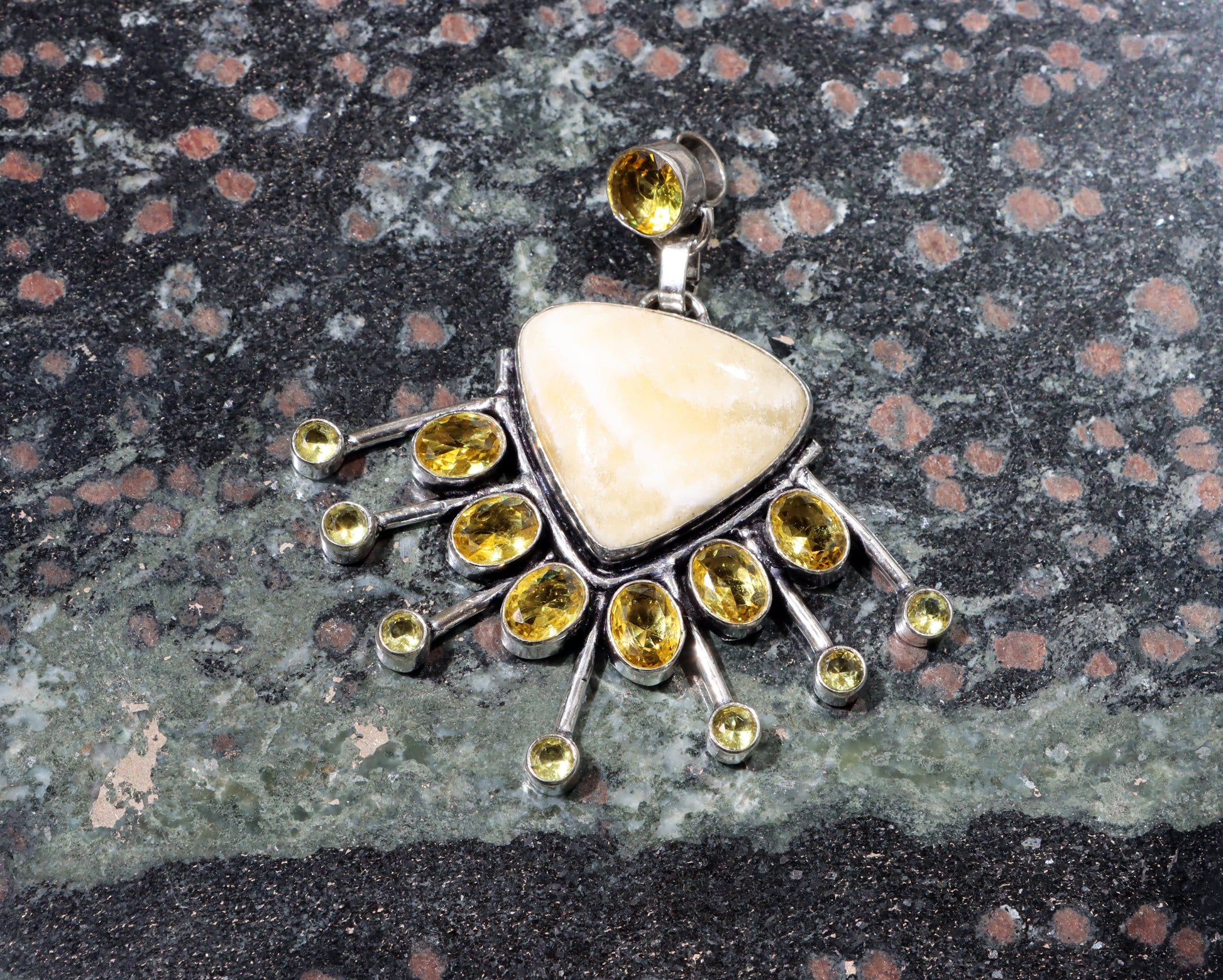 Přívěšek "Kalcit – Sluneční paprsky" - Supreme Panthers