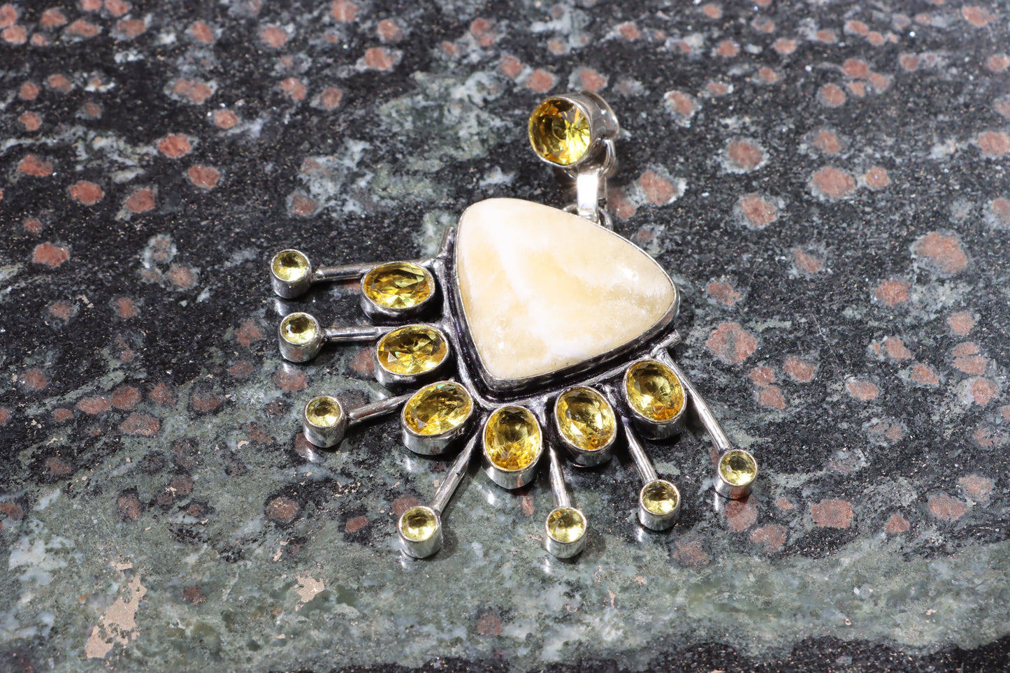 Přívěšek "Kalcit – Sluneční paprsky" - Supreme Panthers