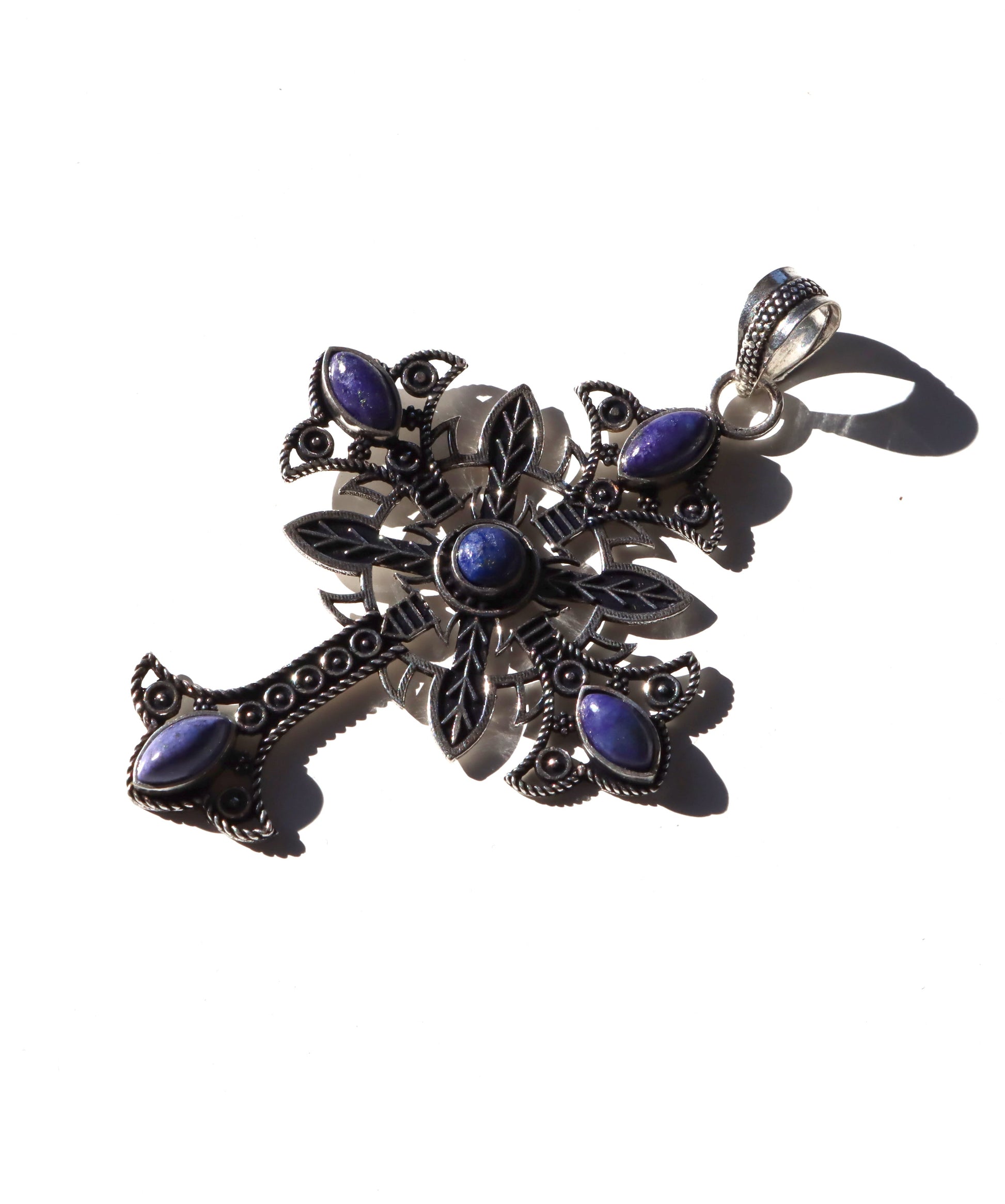 Přívěsek kříže s květinovým motivem a vloženými kameny lapisu lazuli. - Supreme Panthers