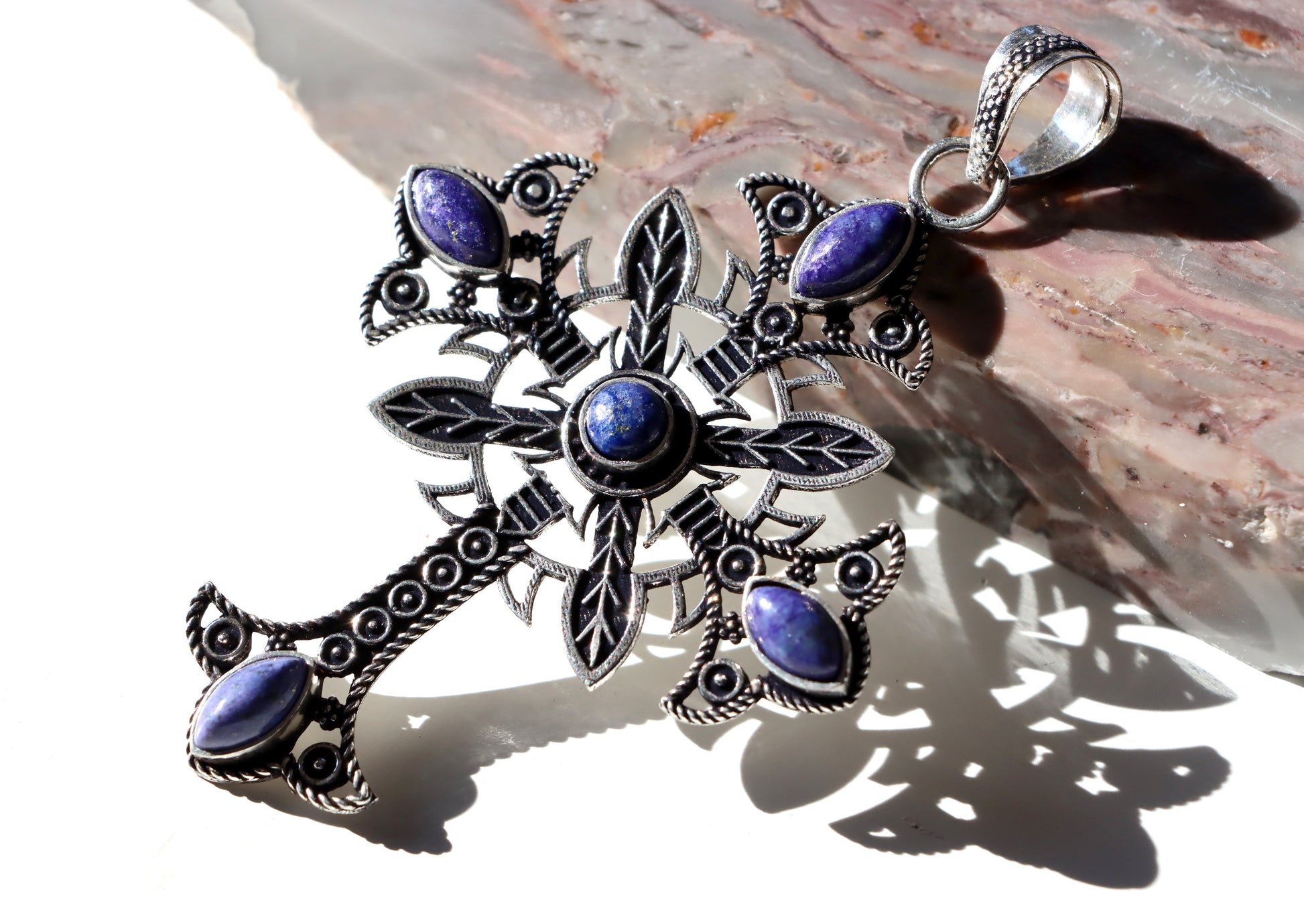 Přívěsek kříže s květinovým motivem a vloženými kameny lapisu lazuli. - Supreme Panthers