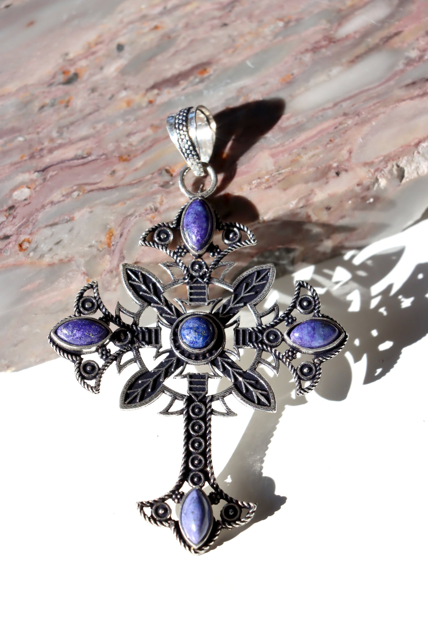 Přívěsek kříže s květinovým motivem a vloženými kameny lapisu lazuli. - Supreme Panthers