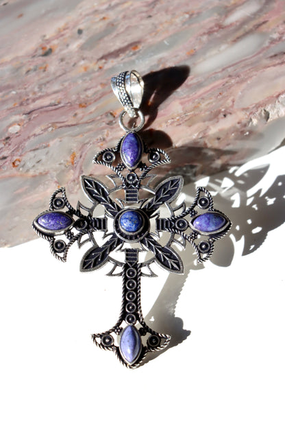Přívěsek kříže s květinovým motivem a vloženými kameny lapisu lazuli. - Supreme Panthers