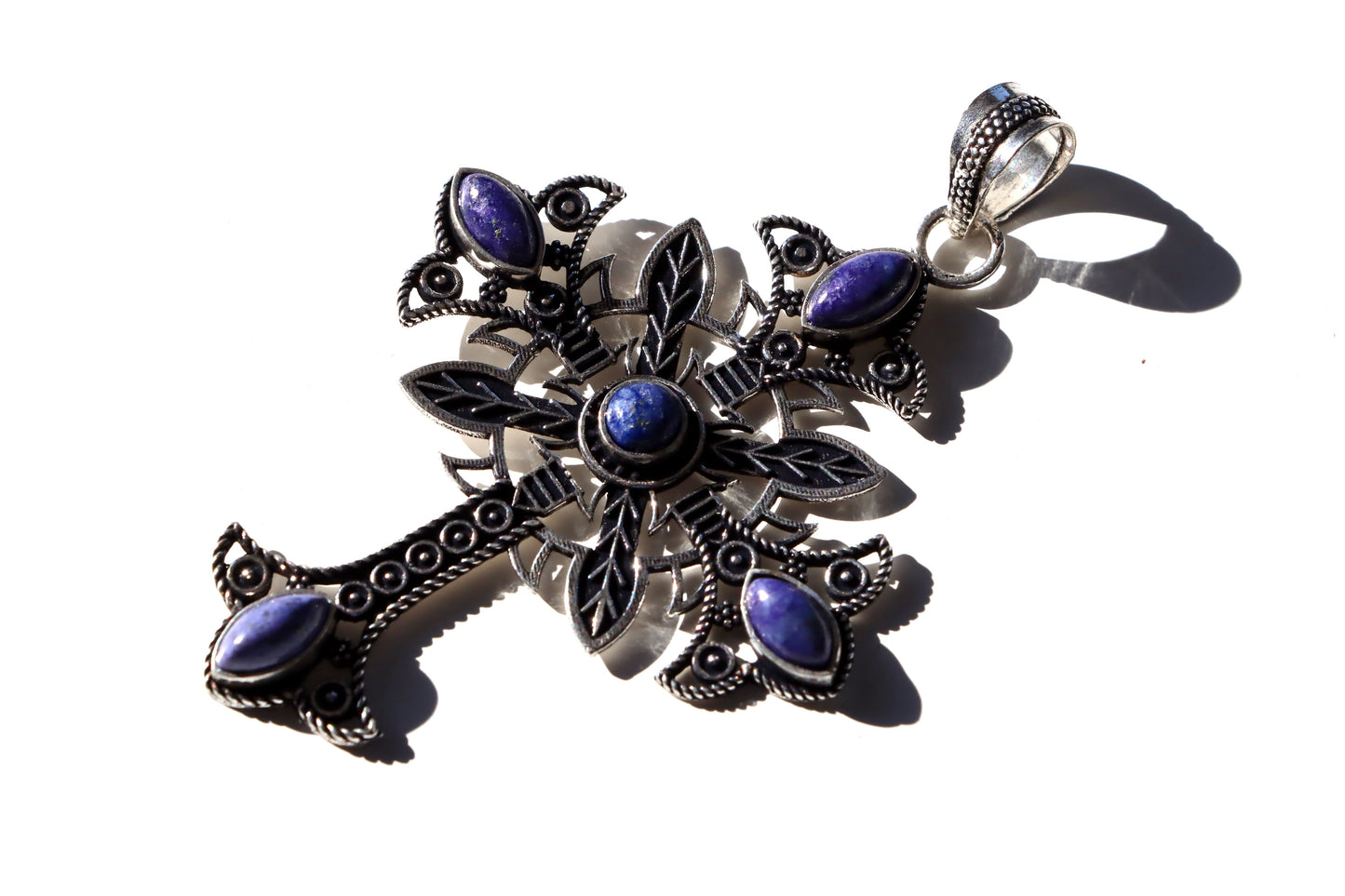 Přívěsek kříže s květinovým motivem a vloženými kameny lapisu lazuli. - Supreme Panthers