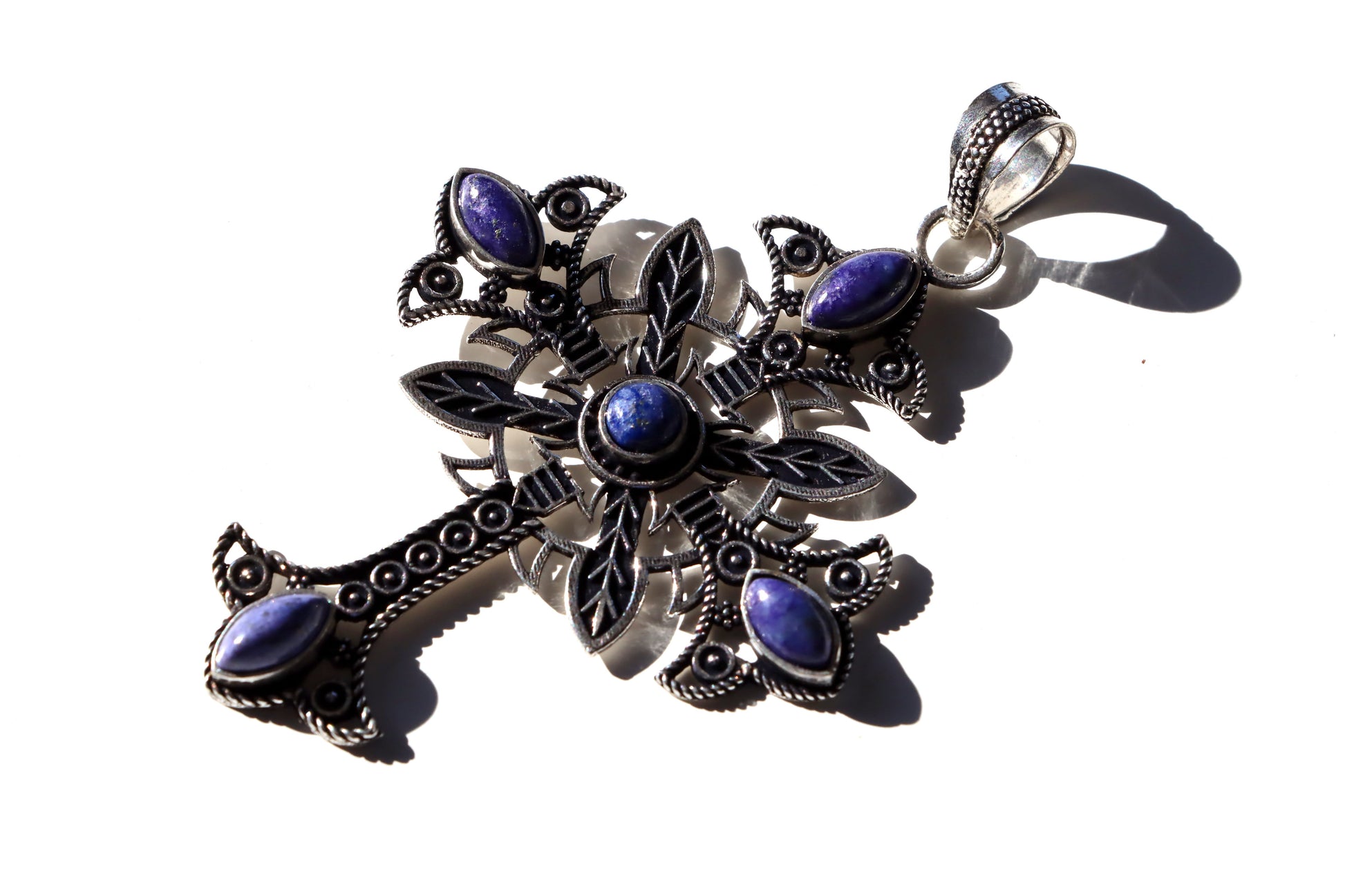 Přívěsek kříže s květinovým motivem a vloženými kameny lapisu lazuli. - Supreme Panthers