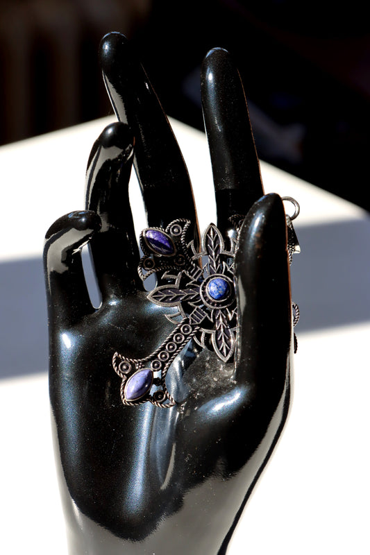 Přívěsek kříže s květinovým motivem a vloženými kameny lapisu lazuli. - Supreme Panthers