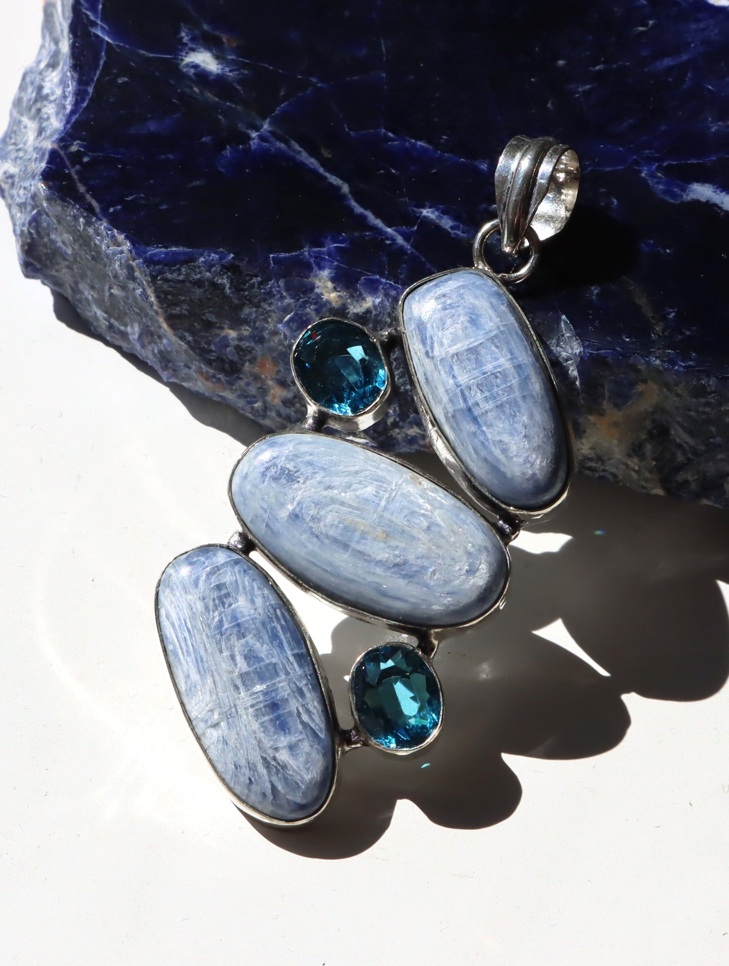 Přívěsek „Kyanit a apatit“ - Supreme Panthers