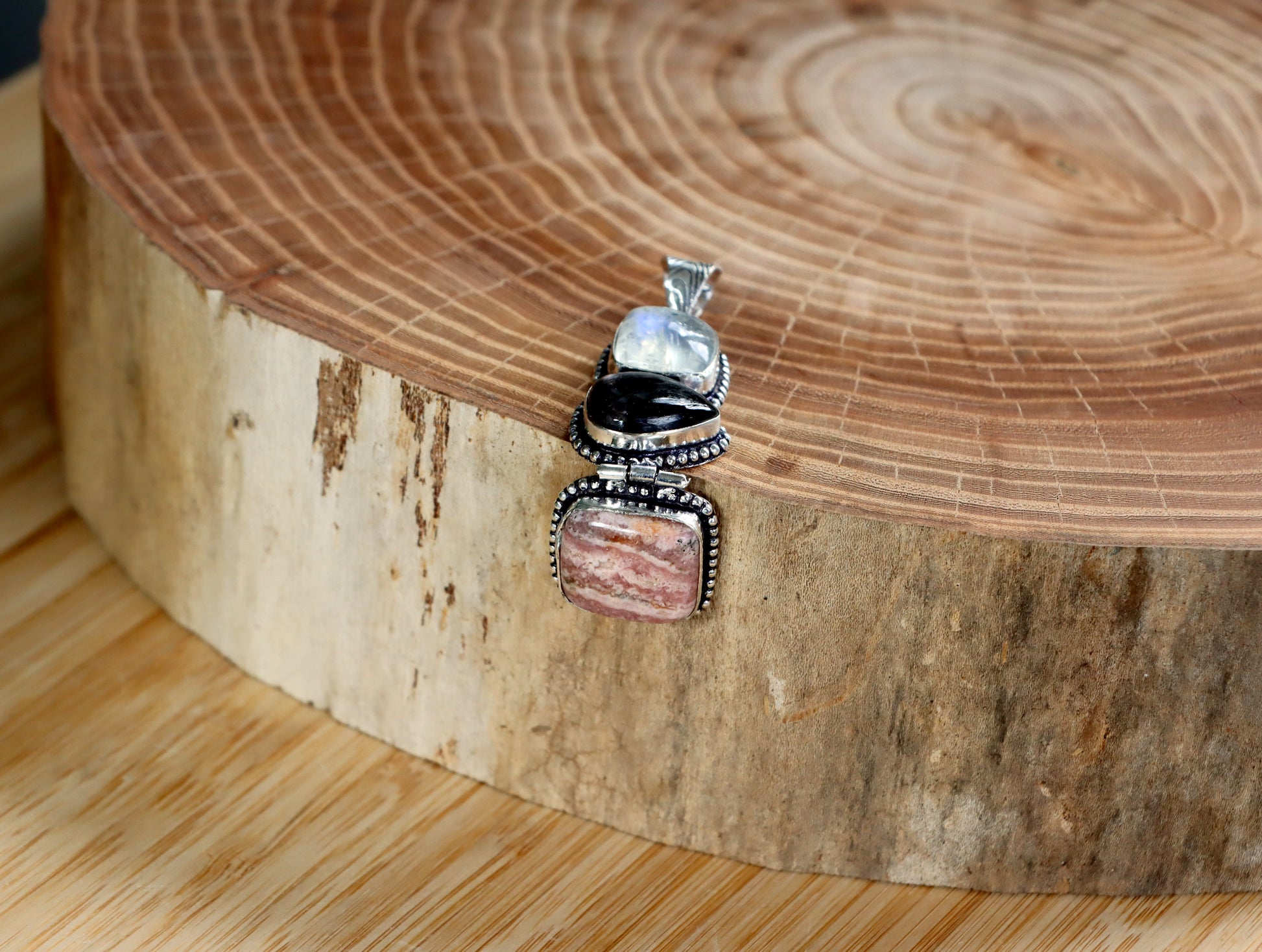 Přívěšek měsíční kámen hyperstén rodochrozit - Supreme Panthers