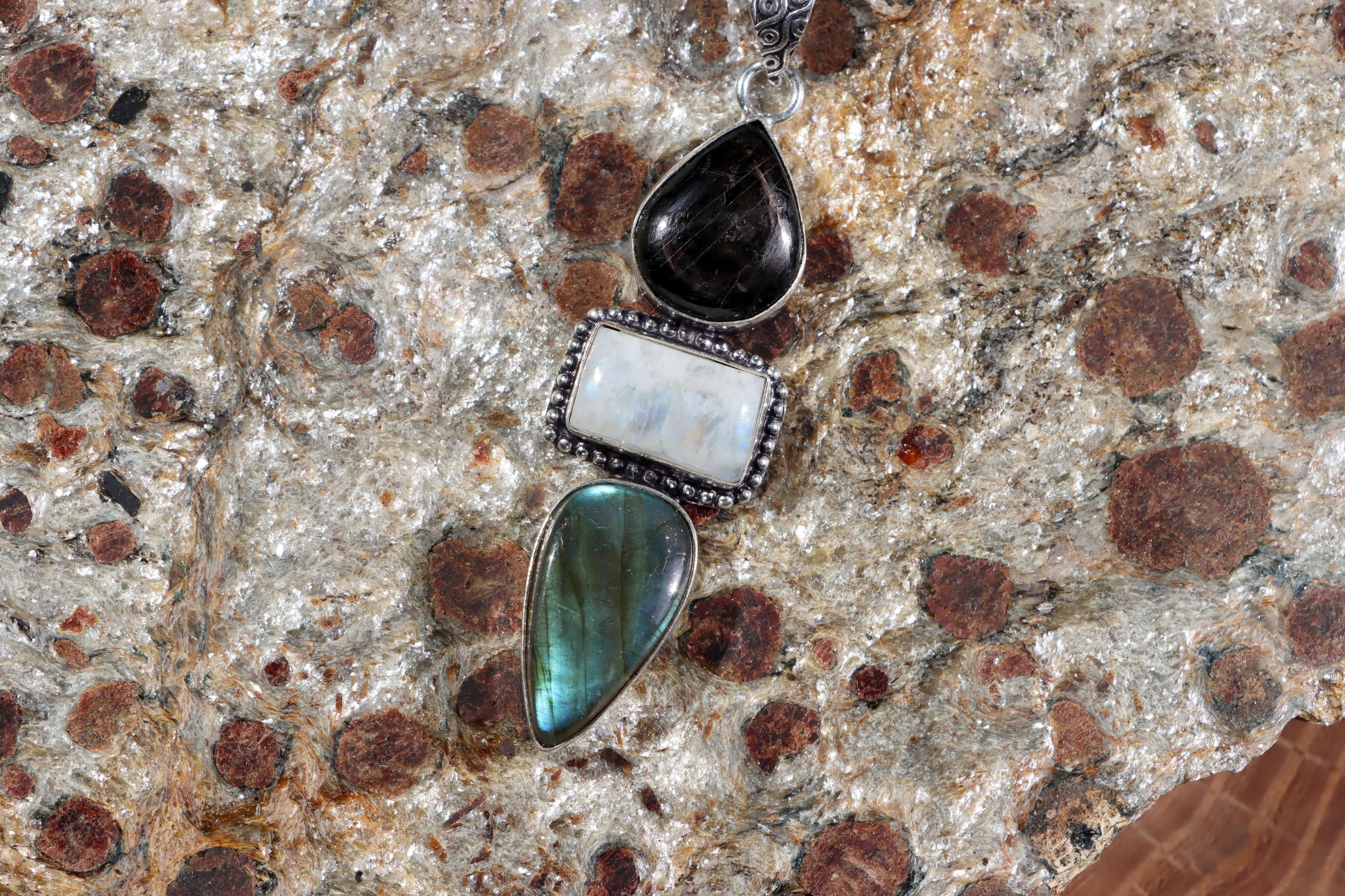 Přívěšek měsíční kámen labradorit hyperstén - Supreme Panthers