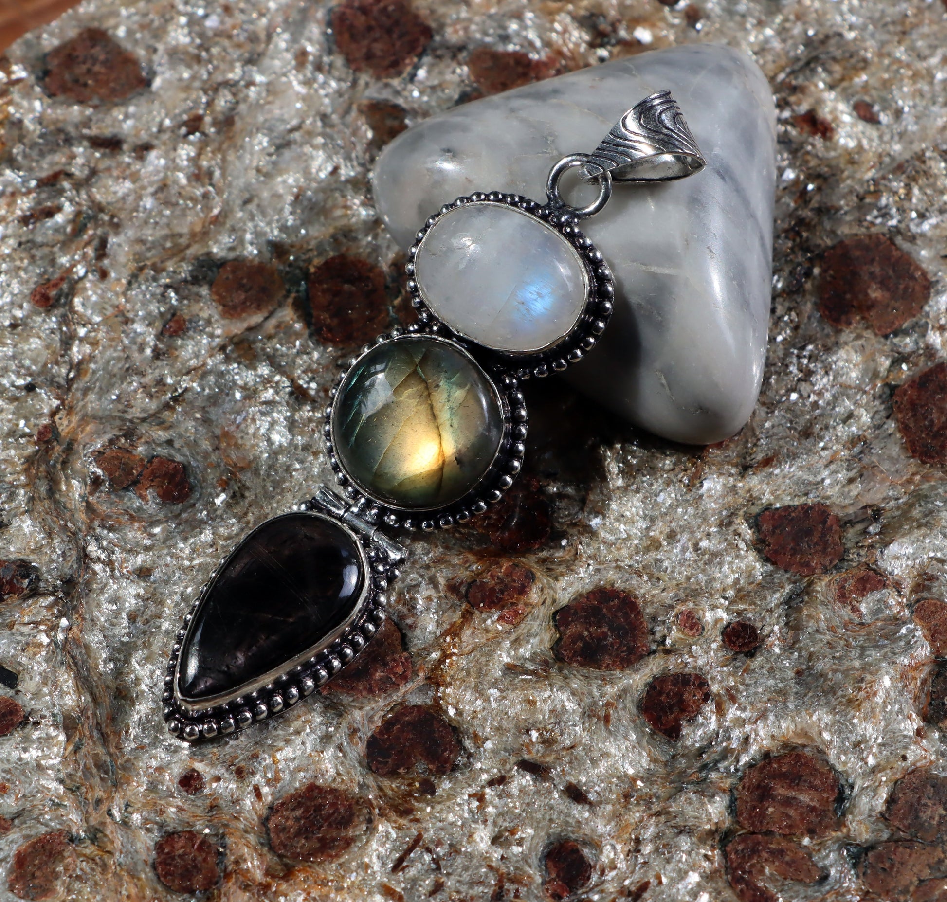 Přívěšek měsíční kámen labradorit hyperstén - Supreme Panthers