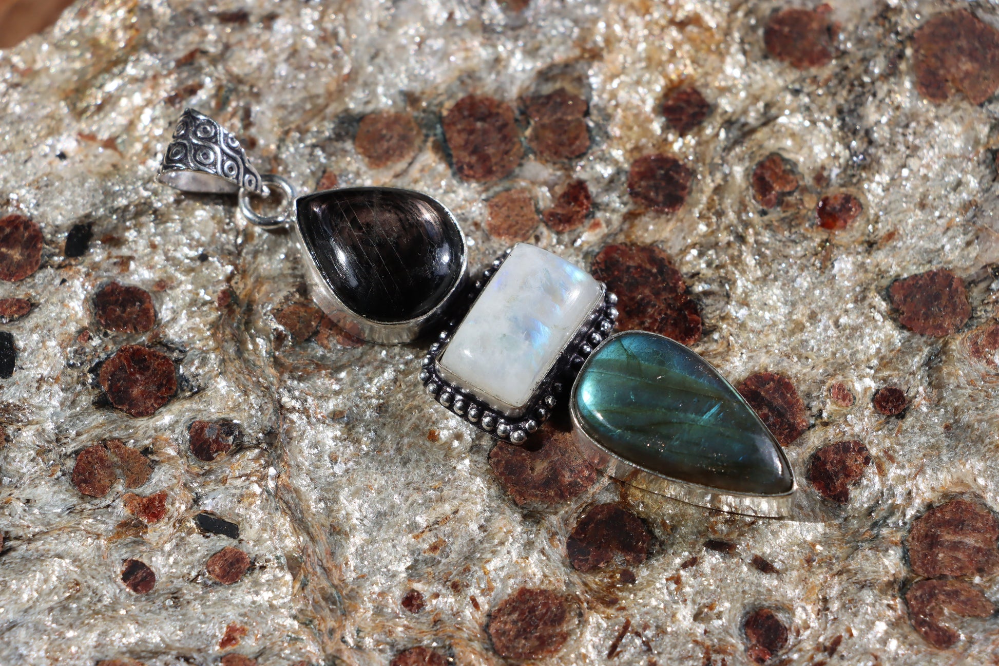 Přívěšek měsíční kámen labradorit hyperstén - Supreme Panthers