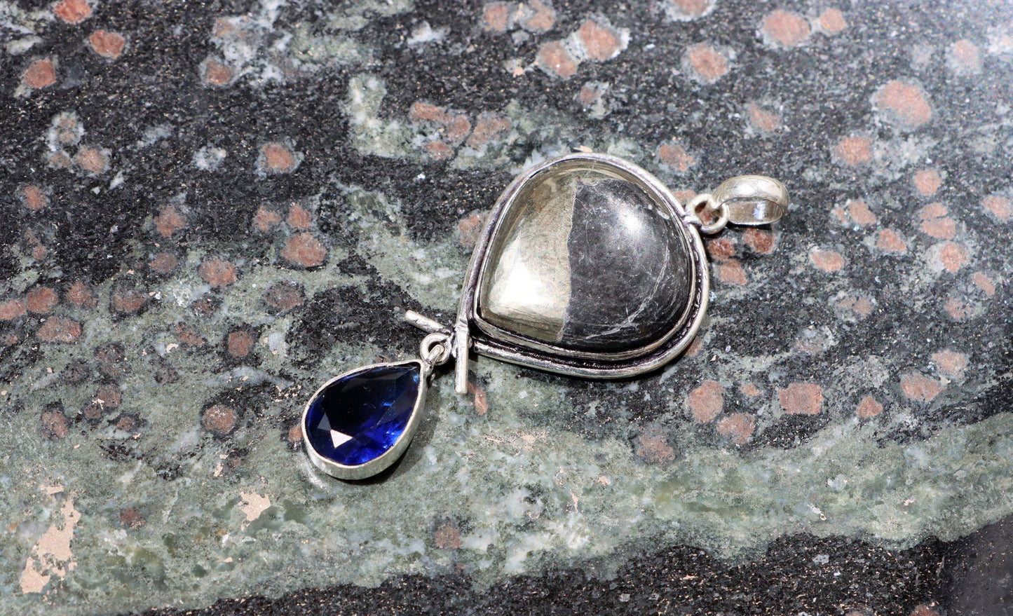 Přívěšek "Pyrit – Spojení světů" - Supreme Panthers