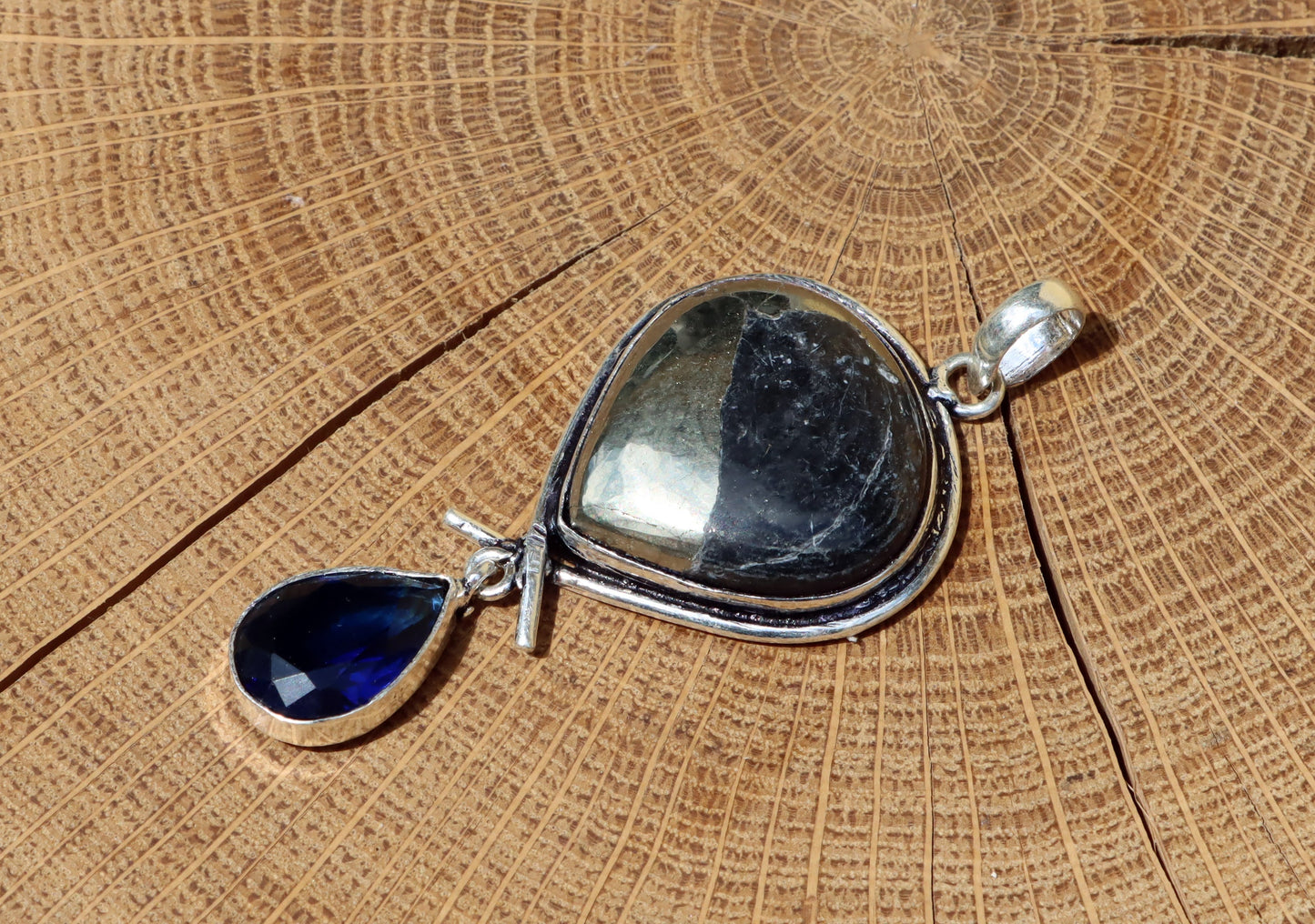 Přívěšek "Pyrit – Spojení světů" - Supreme Panthers