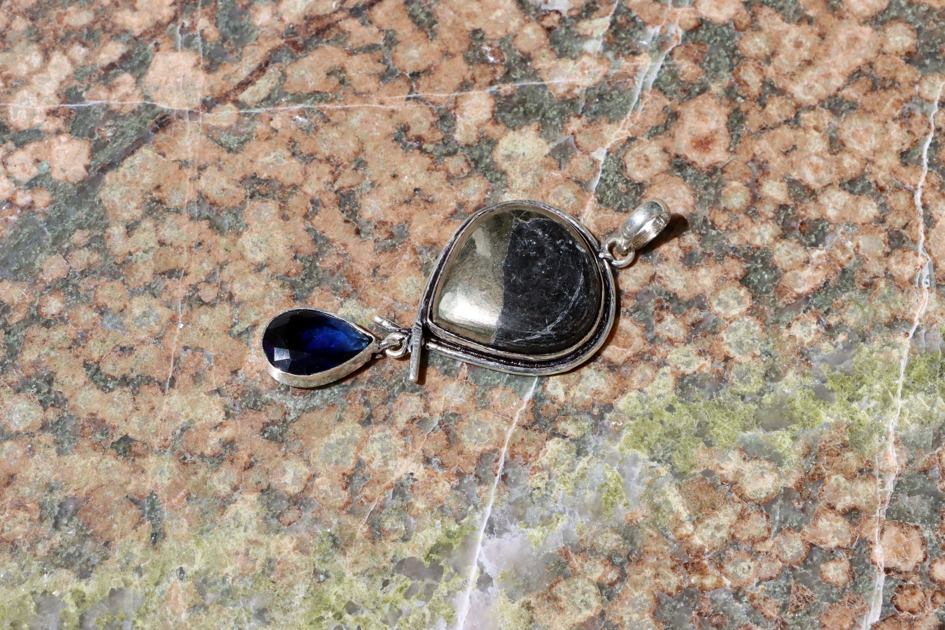 Přívěšek "Pyrit – Spojení světů" - Supreme Panthers