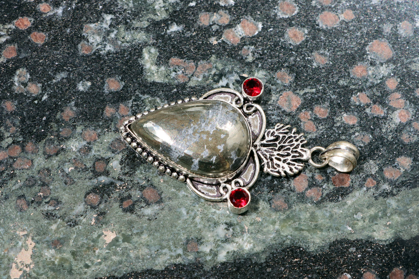 Přívěšek "Pyrit – Zrcadlo hlubin" - Supreme Panthers